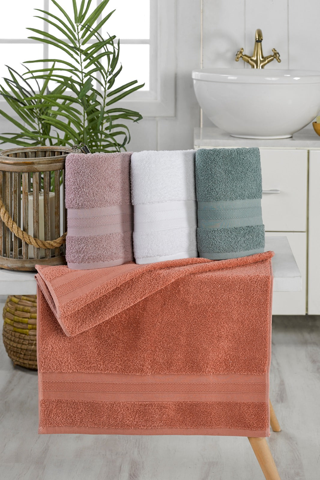استكشاف الألوان والأنماط الجريئة لأطقم المناشف في الحمامات ذات الطراز الخليجي